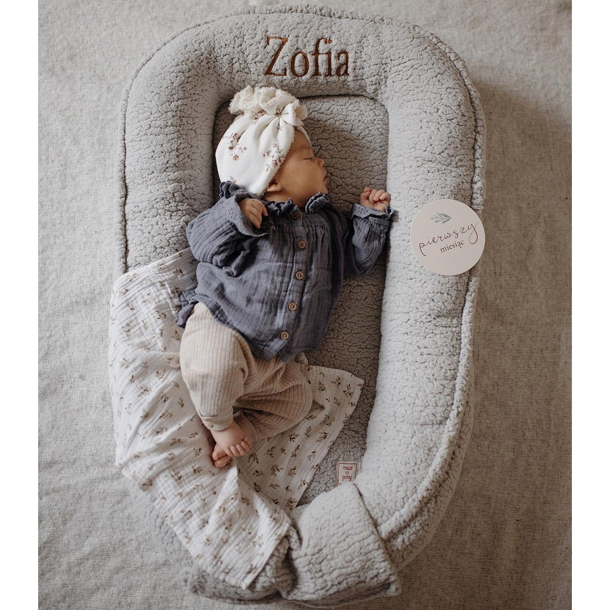 personalisiertes Babynest, grau in Teddyfell mit personalisiertem Namen/Aufschrift