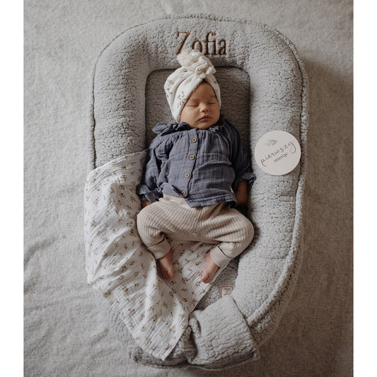 personalisiertes Babynest, grau in Teddyfell mit personalisiertem Namen/Aufschrift