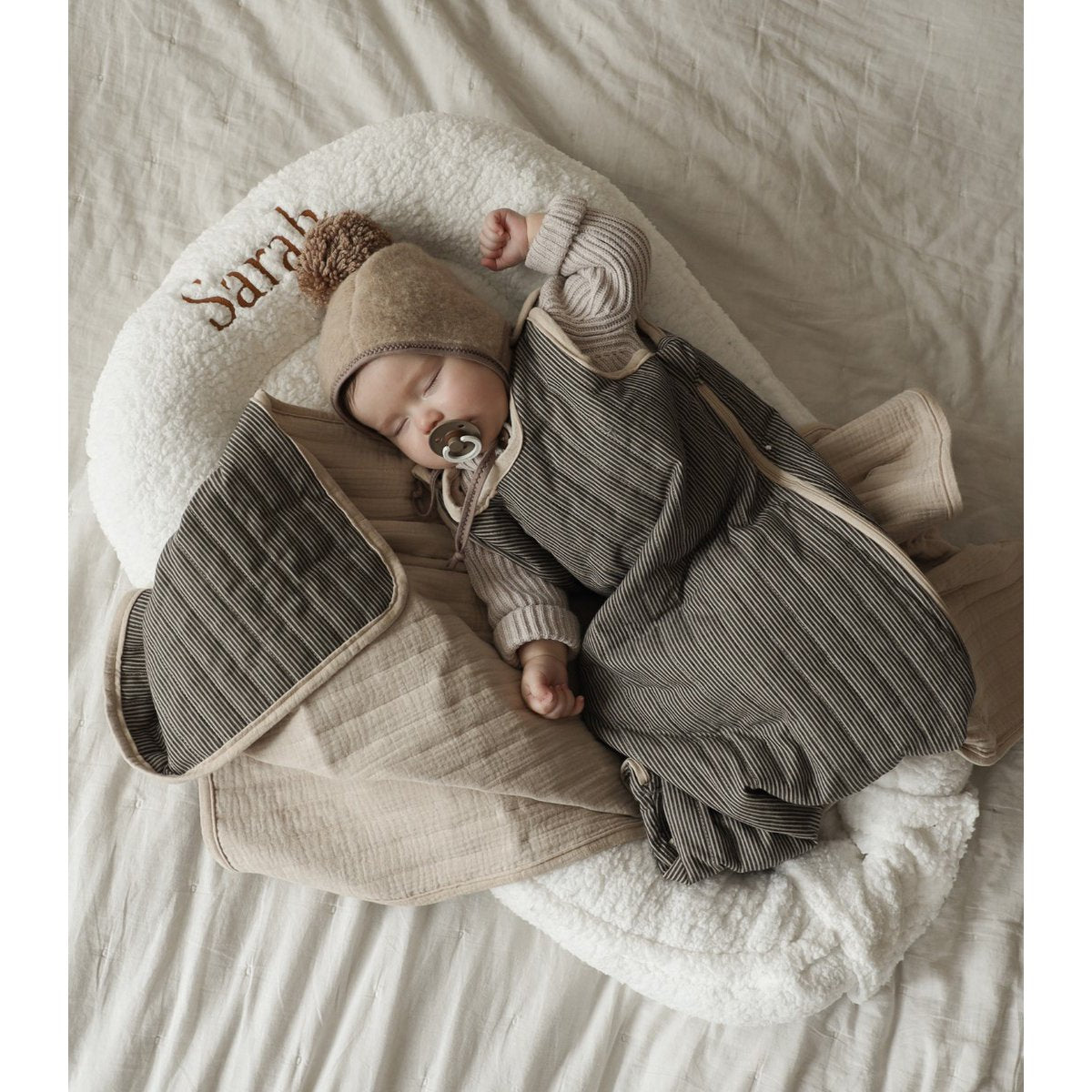 personalisiertes Babynest, weiss in Teddyfell mit personalisiertem Namen/Aufschrift